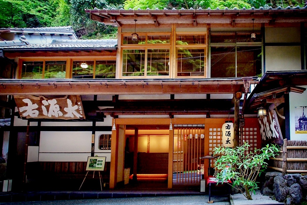 夏の風物詩、京都貴船の川床が楽しめるすてきな宿
