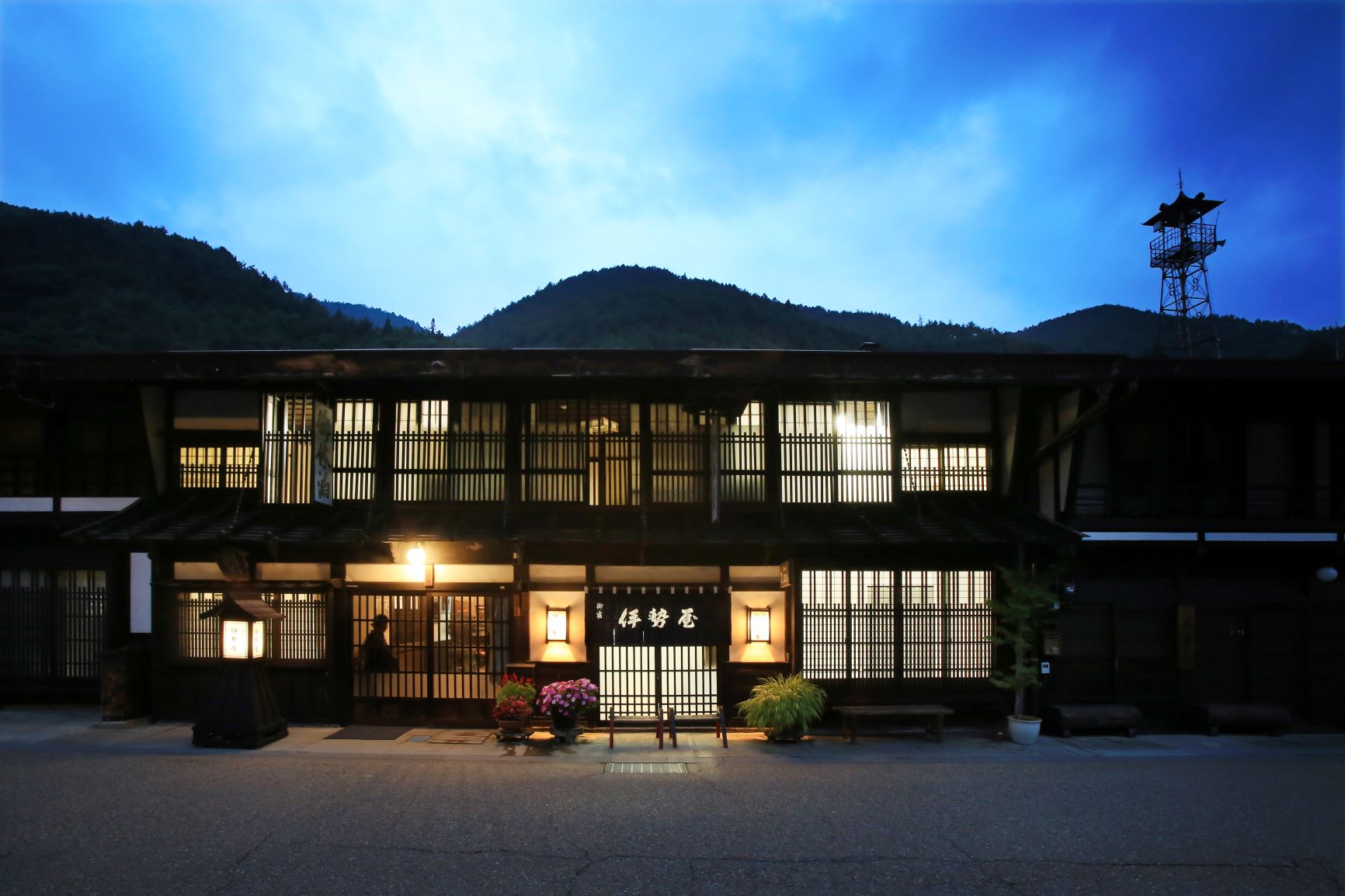 家族と木曽路の奈良井宿に一泊旅行へ。おすすめの宿を教えてください。