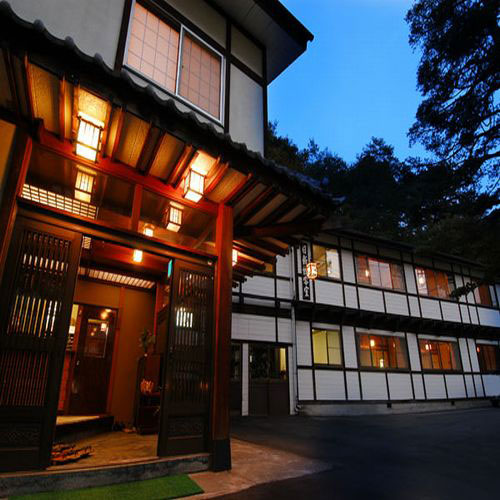 草津温泉に行きたいです。高齢の親でも過ごしやすいホテルを教えてください。