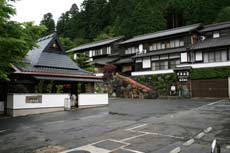一人旅で京都大原に行って、のんびりまったりと過ごしたい。三泊四日、一人一泊1万円以下（大浴場有）で泊まれる宿を教えて下さい。