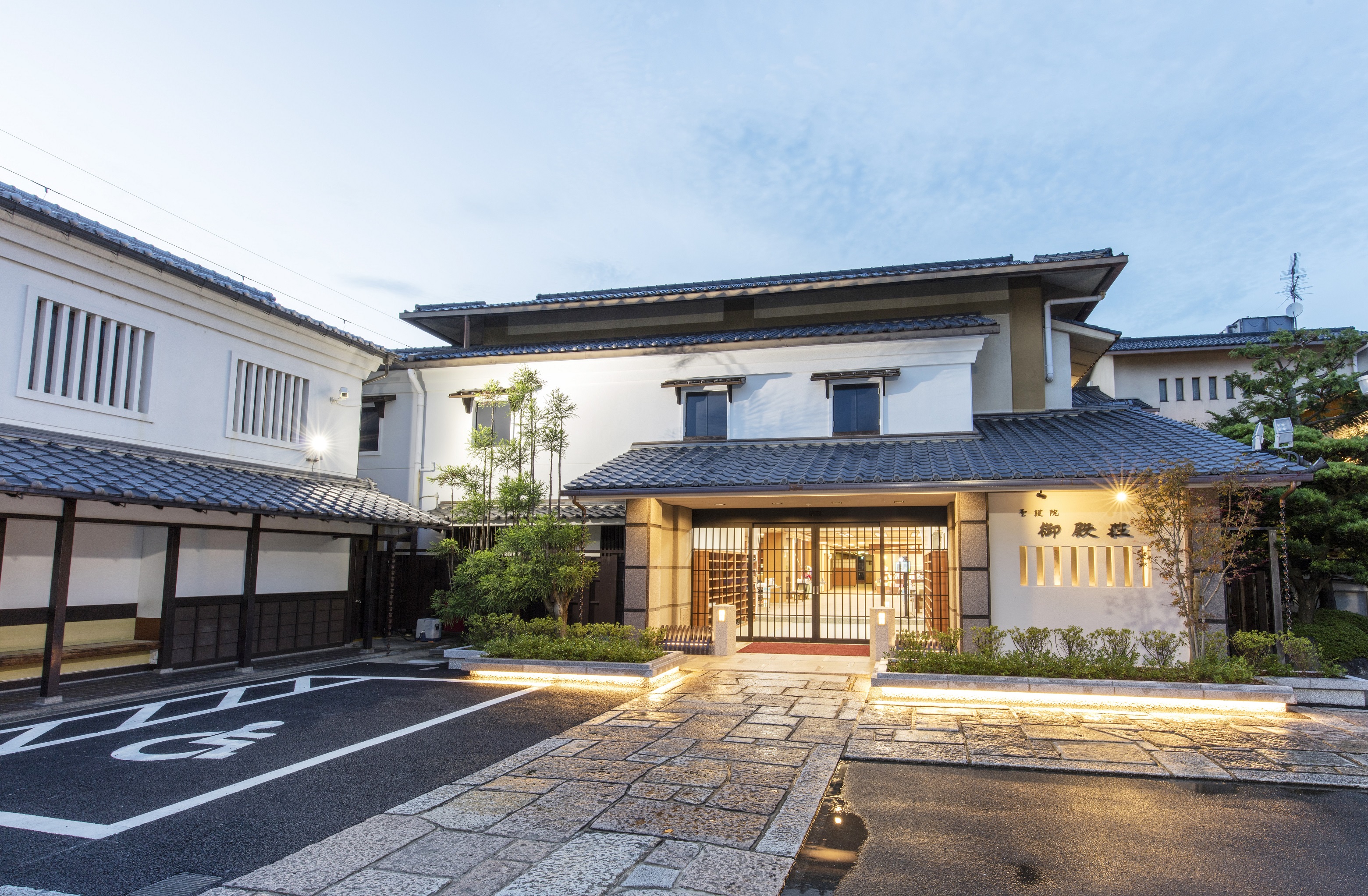 京都・奈良旅行で一人一泊1万円前後で泊まれる宿を教えてください。