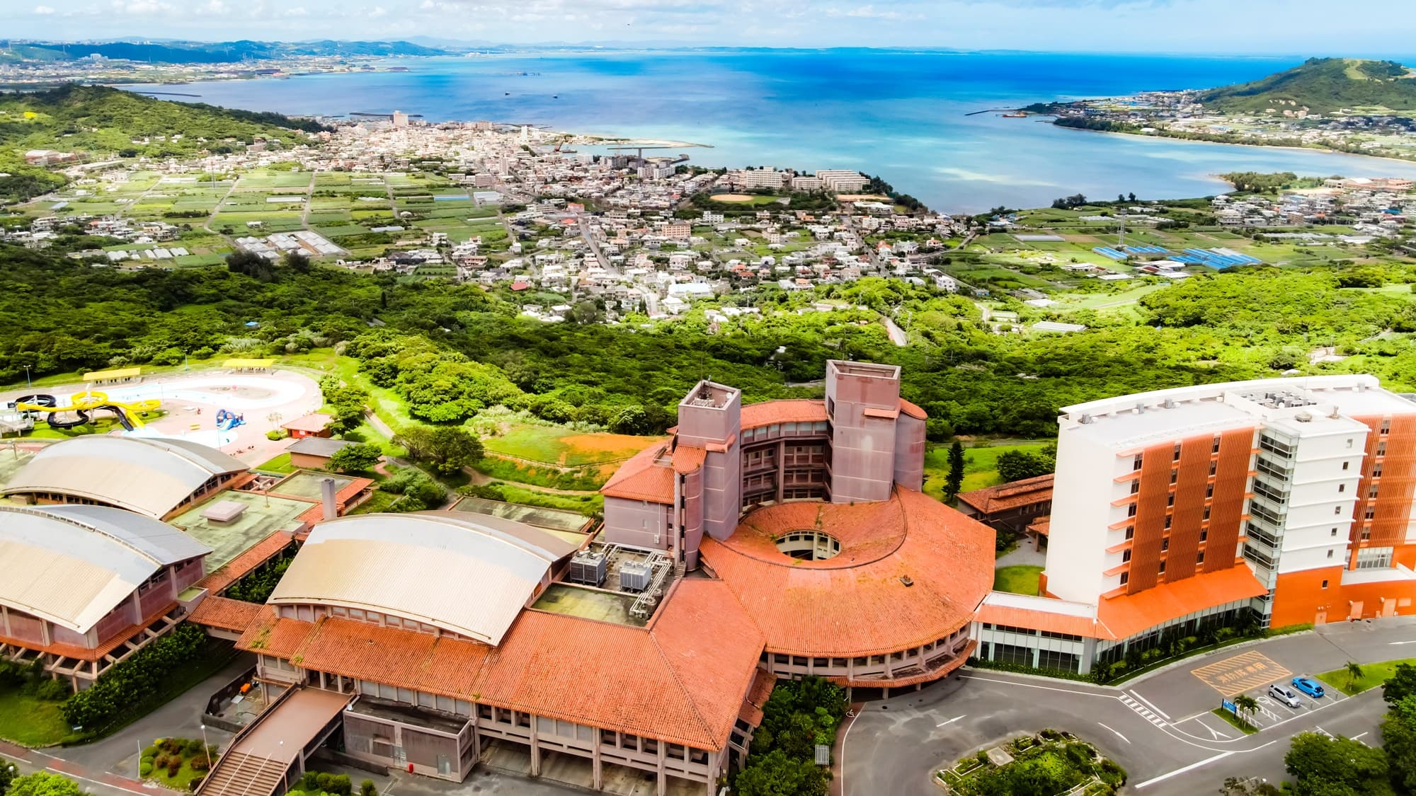 沖縄で大浴場が充実している温泉宿に泊まりたい。おすすめはありますか？