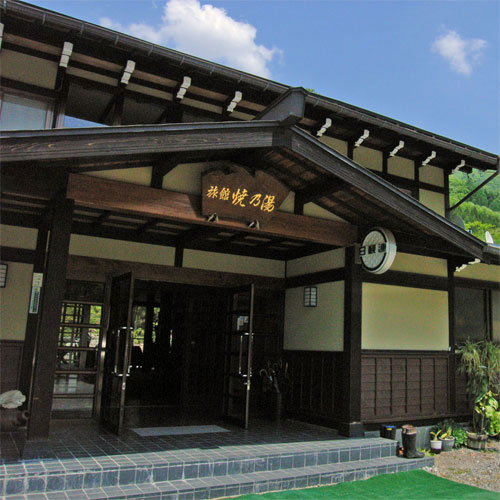 夏休み（７月下旬～８月上旬）に新穂高温泉に一人で宿泊したい。安価で駐車場のある温泉宿を知りたい。