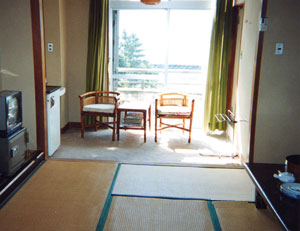 ビジネスホテル海寿室内