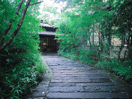 九州へ旅行予定。キッチンのついた温泉のある宿を教えてください！