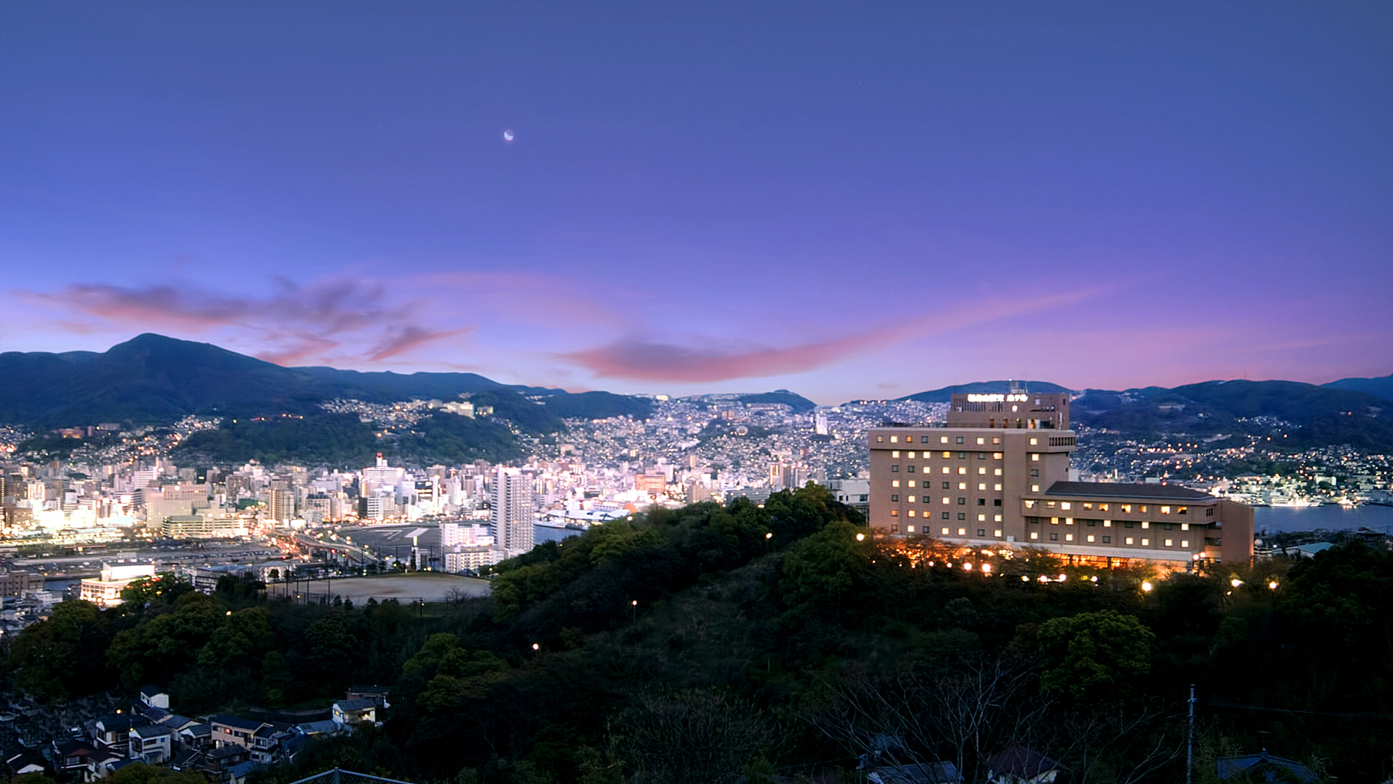 長崎の観光名所を回るのに便利なホテルを教えてください