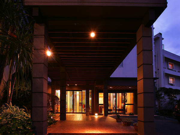 鴨川市で滝と紅葉を満喫できる便利なホテル