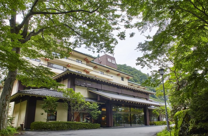 栃木県の川治温泉へ夏に女友達4人で行くので、1泊30,000円以下の料理がおいしい宿をしりたい！