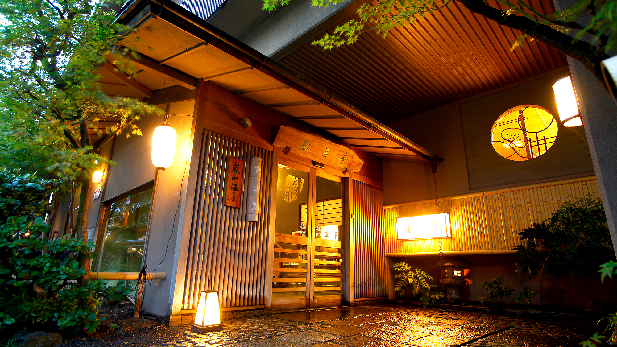 京都と大阪どちらにもアクセスがよい温泉宿は？