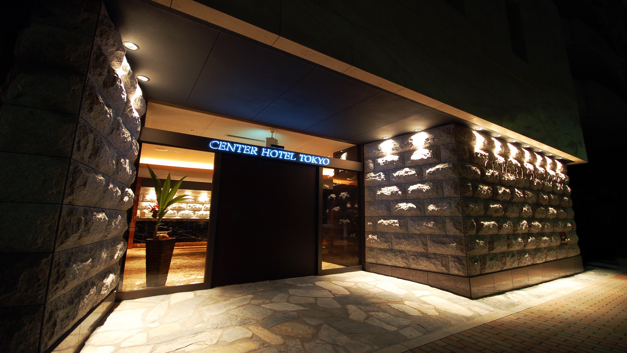 東京駅周辺でバストイレ別の安いホテルを教えてください。