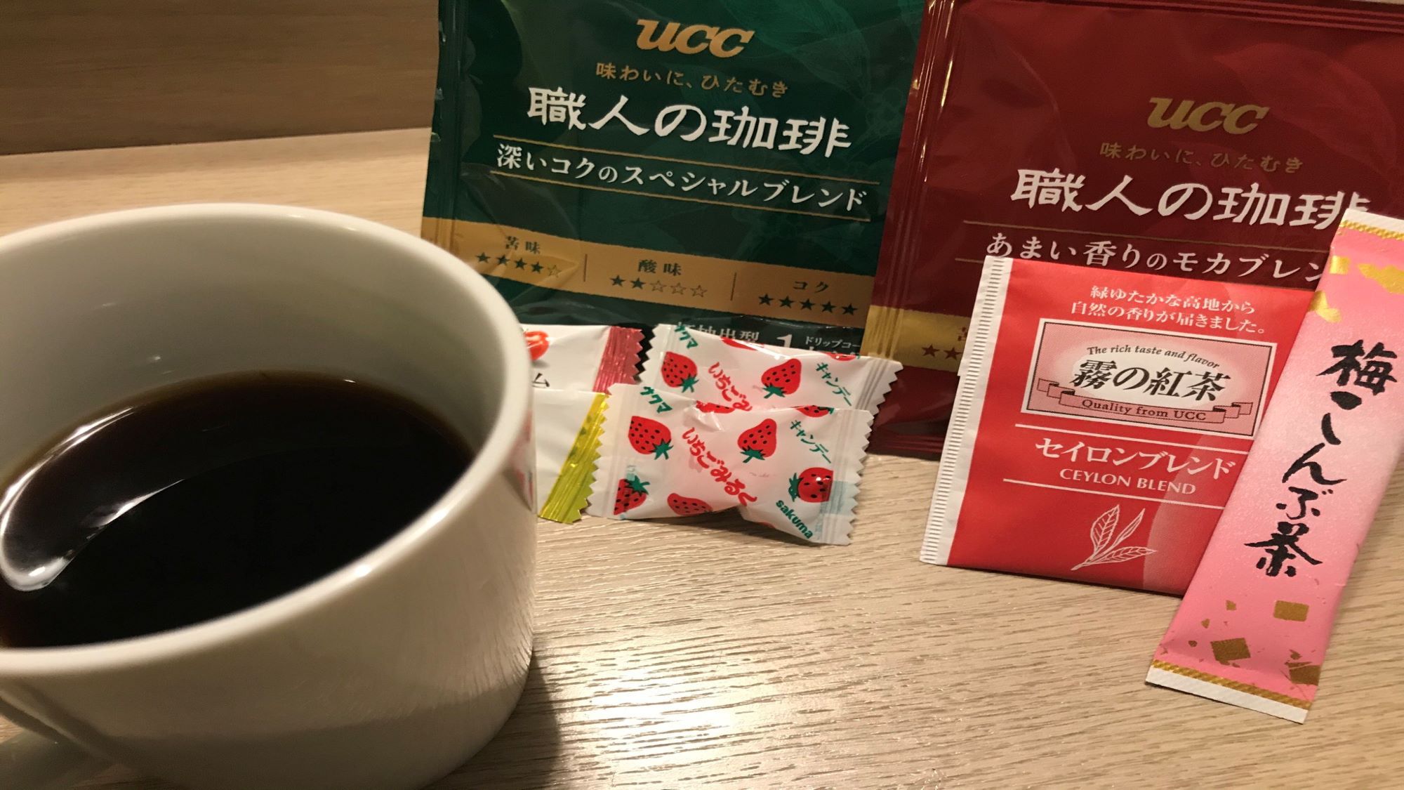 1Fにアメニティのご用意がございますお好きなお飲み物をお持ちください