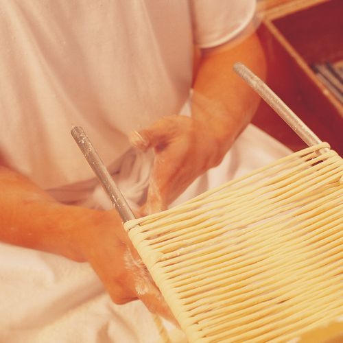 稲庭うどん 手綯い作業 (c)あきたファン・ドッと・コム