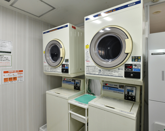 【コインランドリー】2階には長期滞在に便利なコインランドリーを設置（24時間利用可・有料）