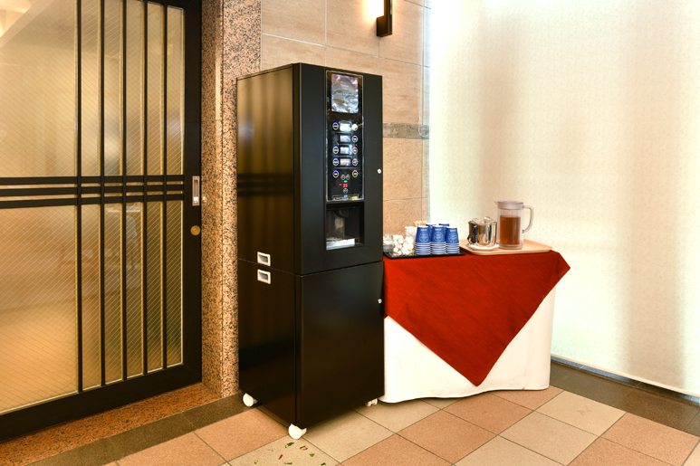 【ウェルカムドリンク】14:00から20:00の間、ロビーでコーヒー、ソフトドリンクをご提供