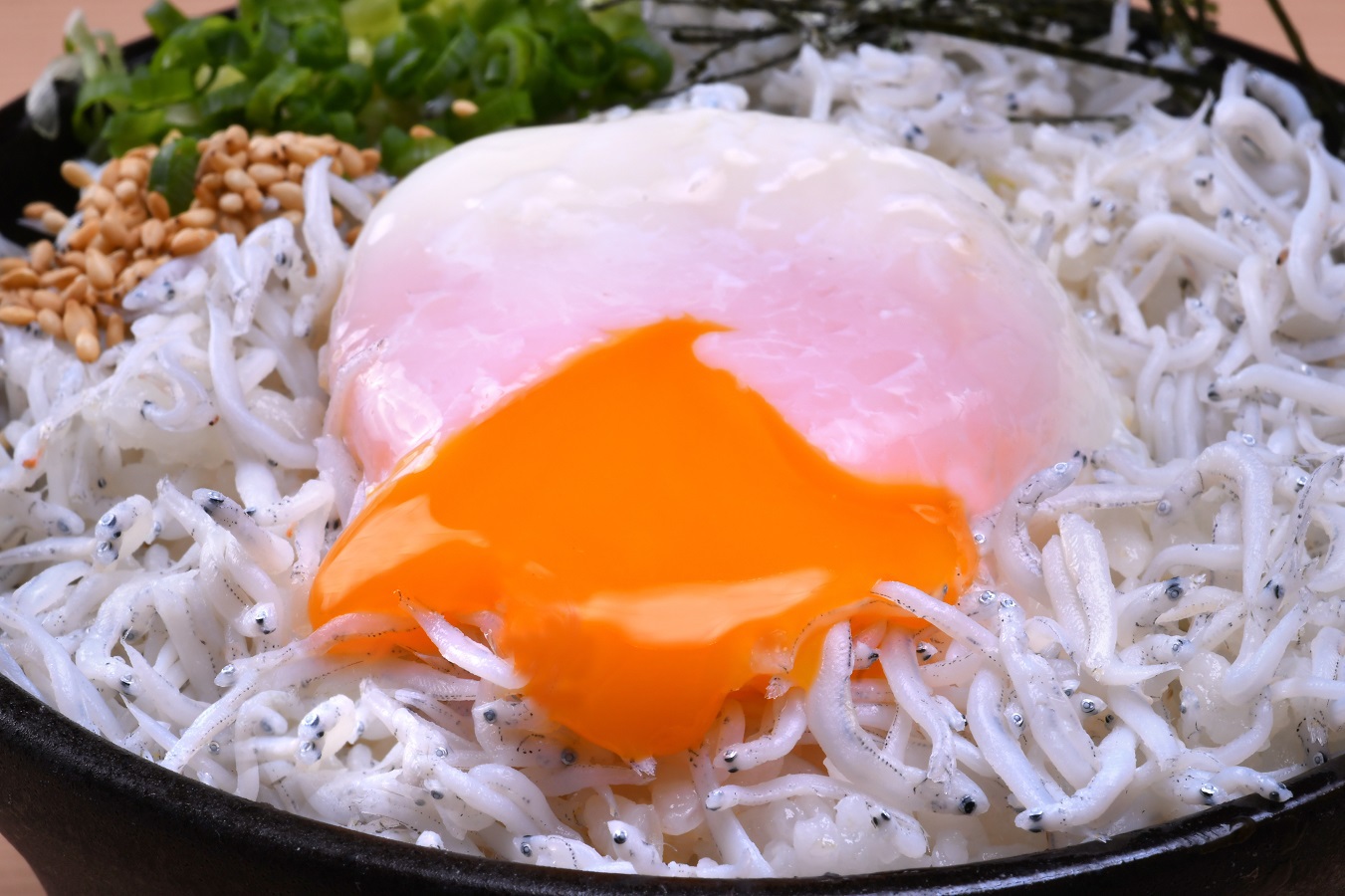 【バリエーション】釜揚げしらす＋ご飯＋温玉＋薬味でお好みの「しらす丼」に！