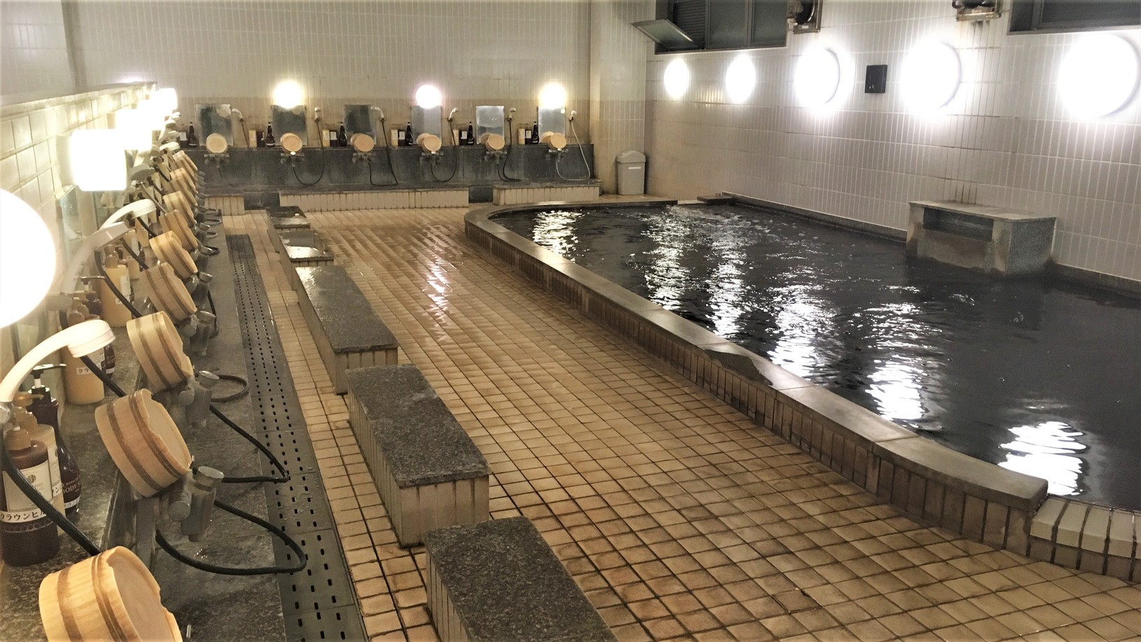 大浴場：ナトリウム炭酸水素塩泉の天然温泉♪とろみのある茶褐色の湯が特徴です♪