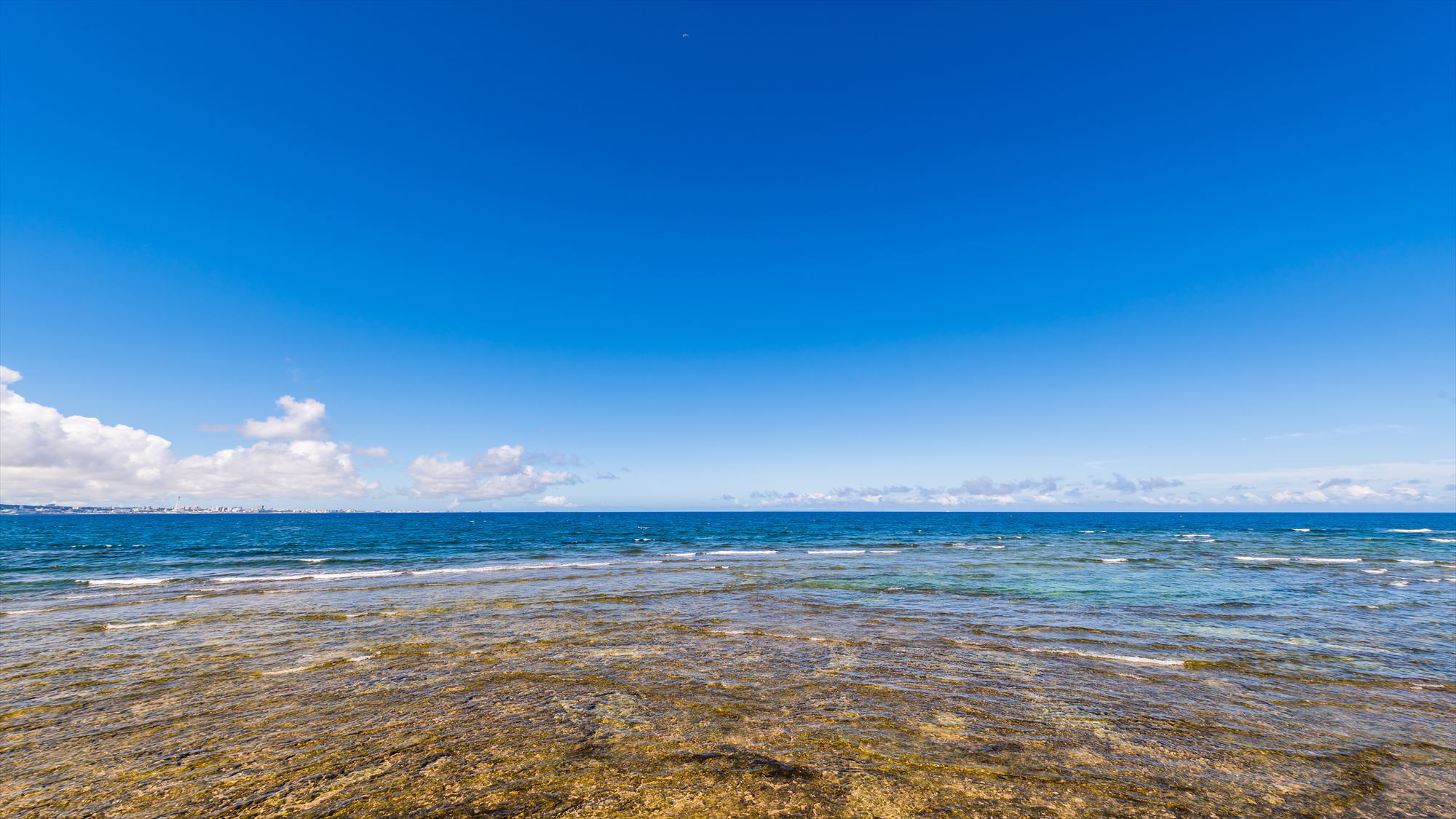 ホテル目の前には青い海が広がっています♪