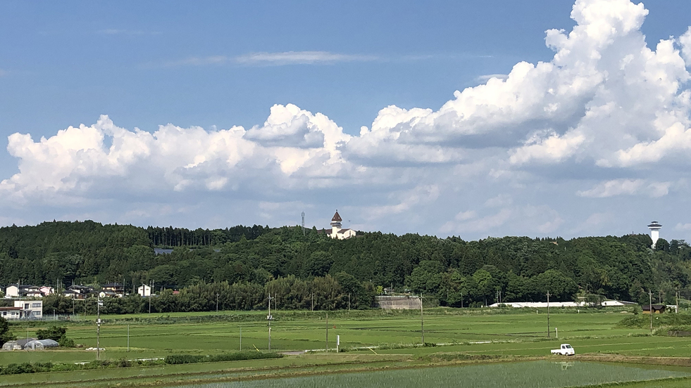 【当宿の景観】初夏の田園風景（当宿は中央の三角屋根）