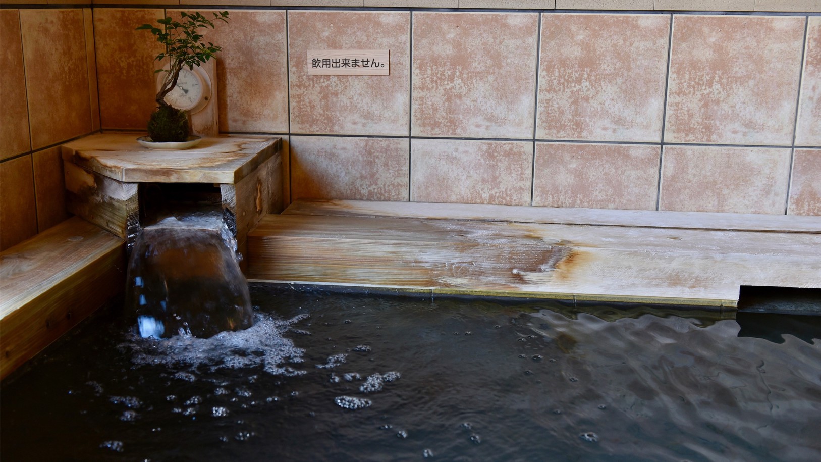 「化粧水の湯」とも称される温泉で贅沢な時間をお過ごしください