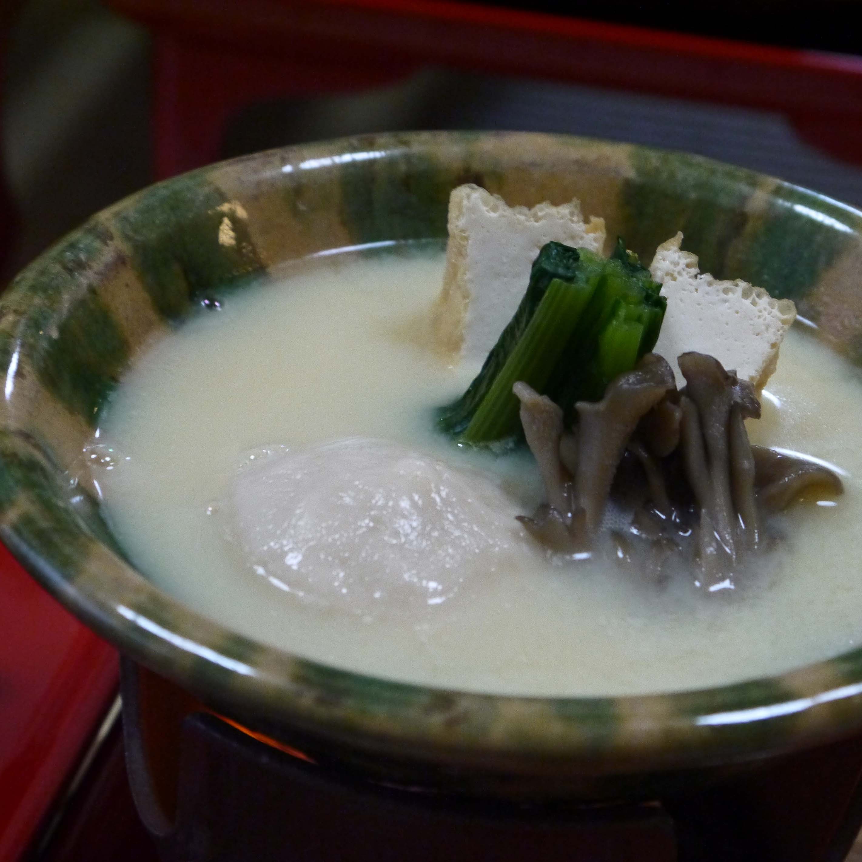 【夕食（一例）】白味噌を使用したごま鍋でございます。