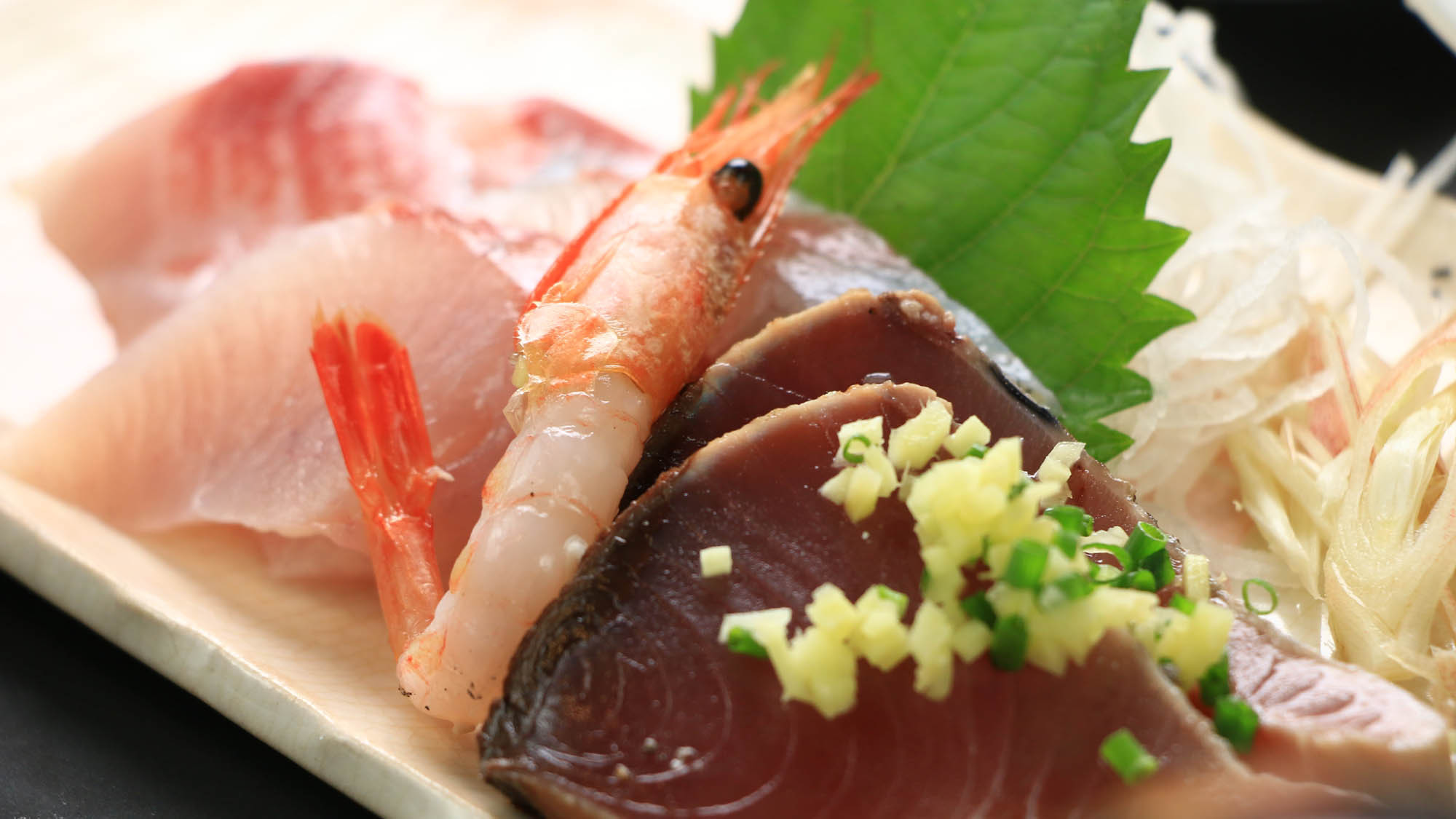 【お刺身一例】今朝仕入れたばかりの新鮮な魚を使った刺身