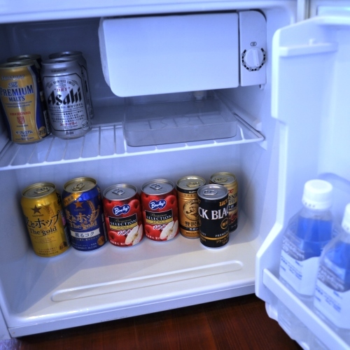 お部屋に設置している冷蔵庫にはお飲み物をご用意（有料）