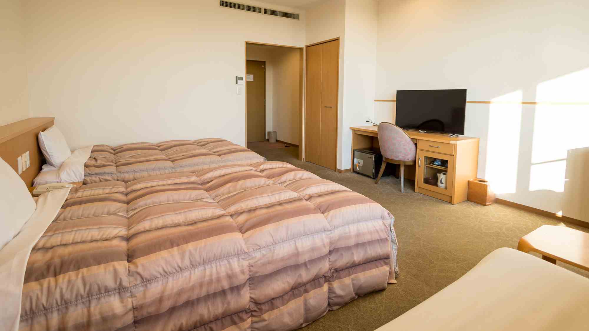 【本館】ツイン窓を背