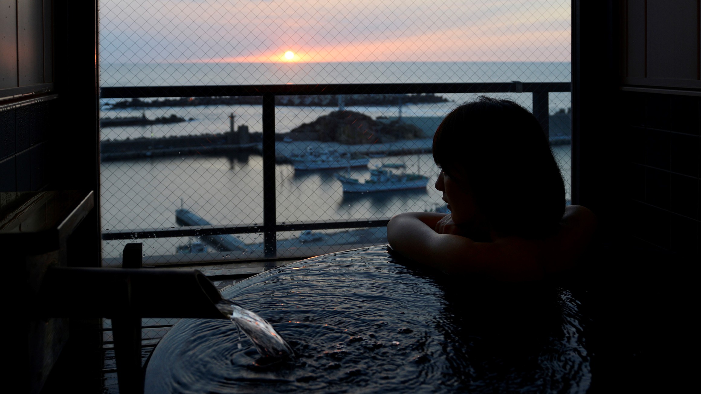 【客室展望風呂】客室の展望風呂からも美しい日本海に沈む夕景を眺めて…;