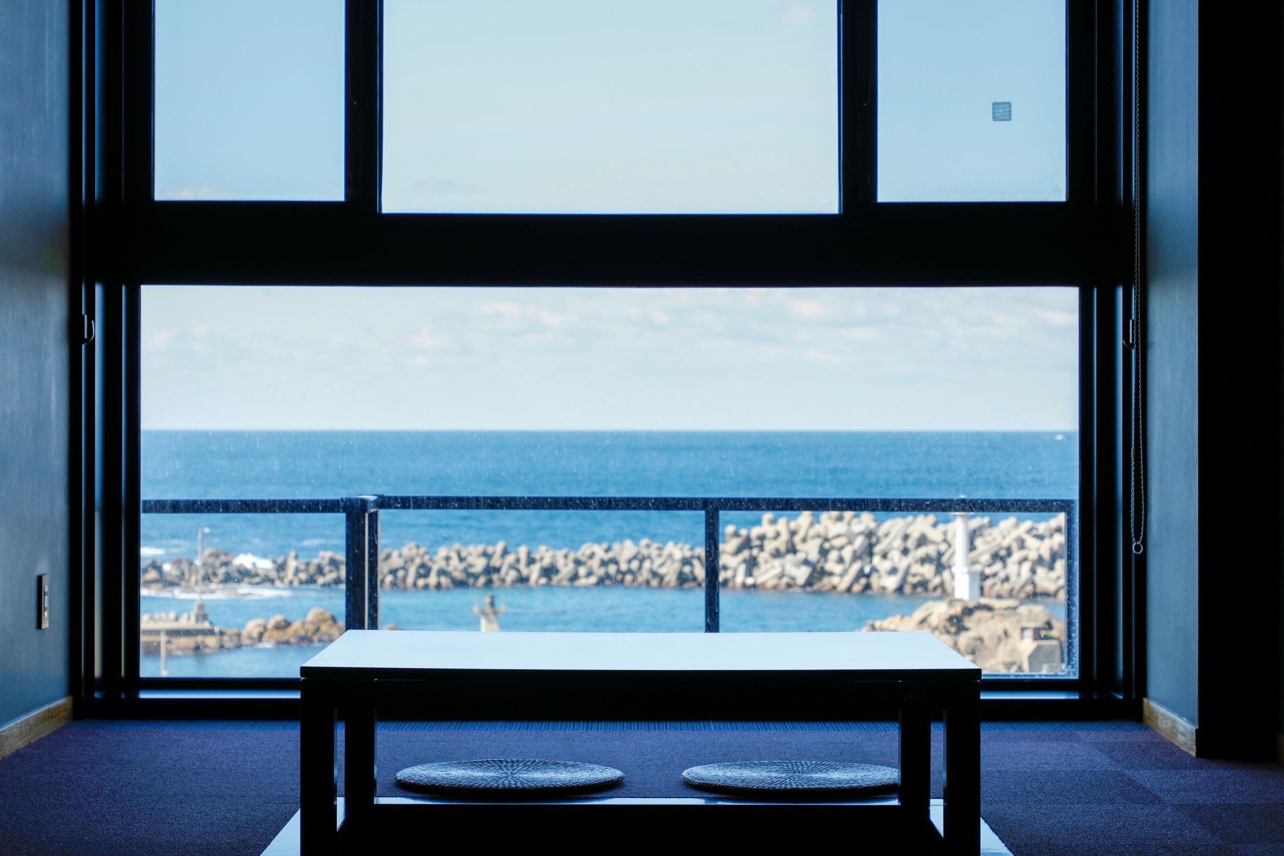 【客室からの眺望】2F〜3F・広縁付き展望風呂付客室：日本海を望むお部屋