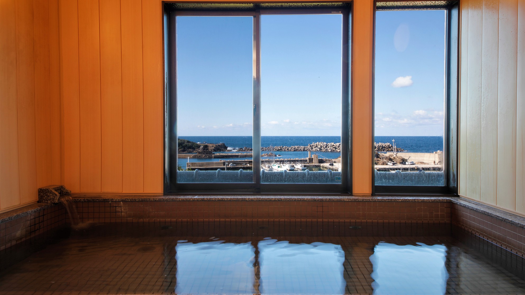 【大浴場】間人港と日本海を一望しながら、温泉の大浴場でゆったりとした時間を。