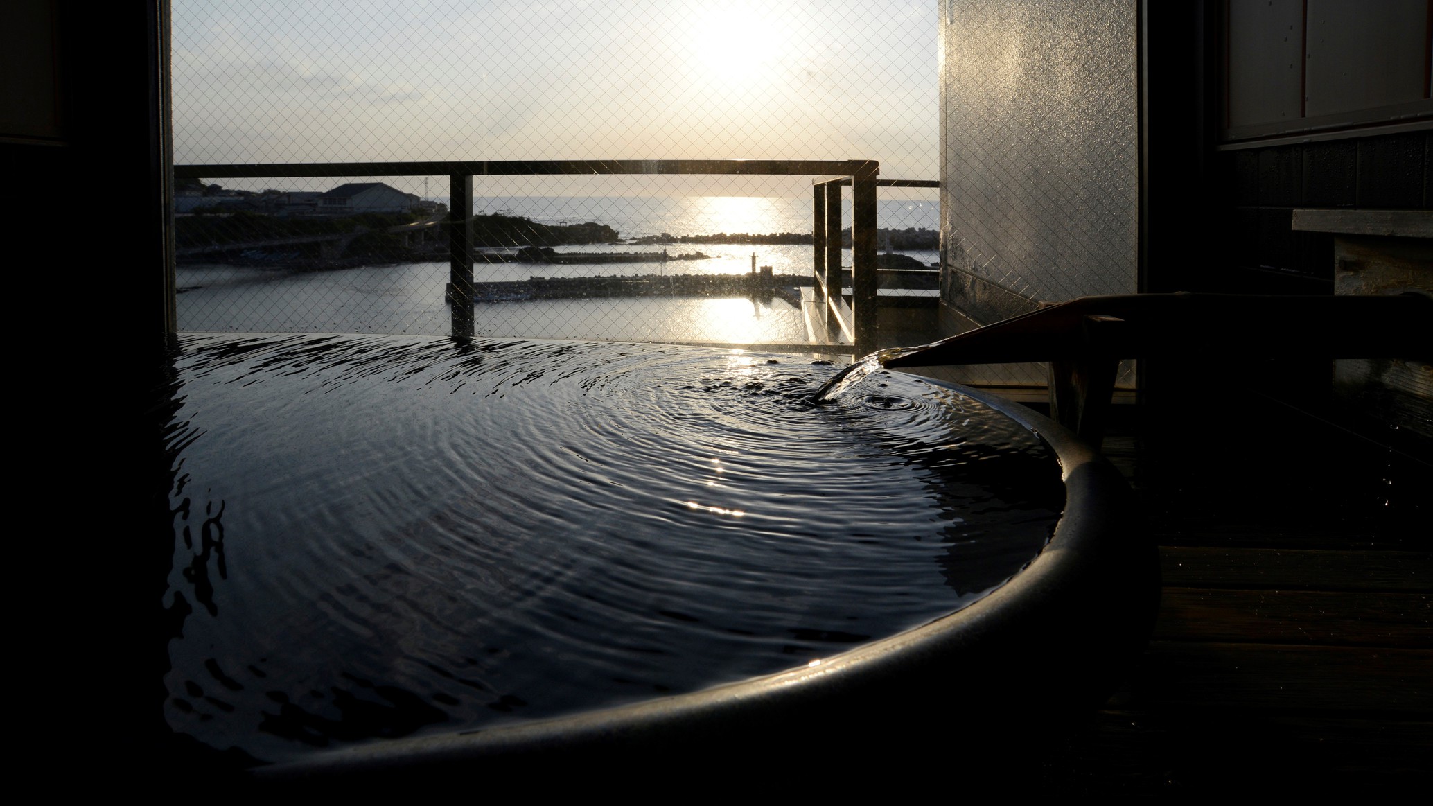 【客室展望風呂】客室の展望風呂からも美しい日本海に沈む夕景を眺めて…;