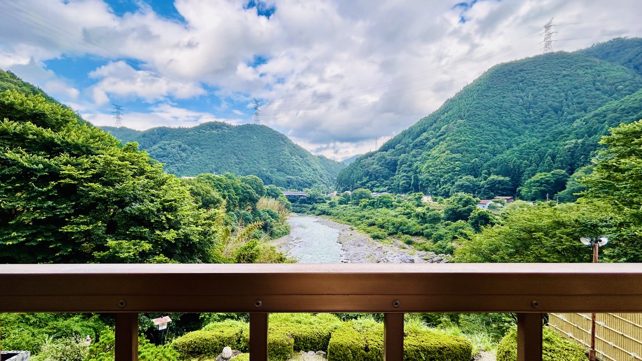 【お部屋からの眺め】眼下に吉野川を望み、せせらぎの音を聞きながら、お寛ぎください。