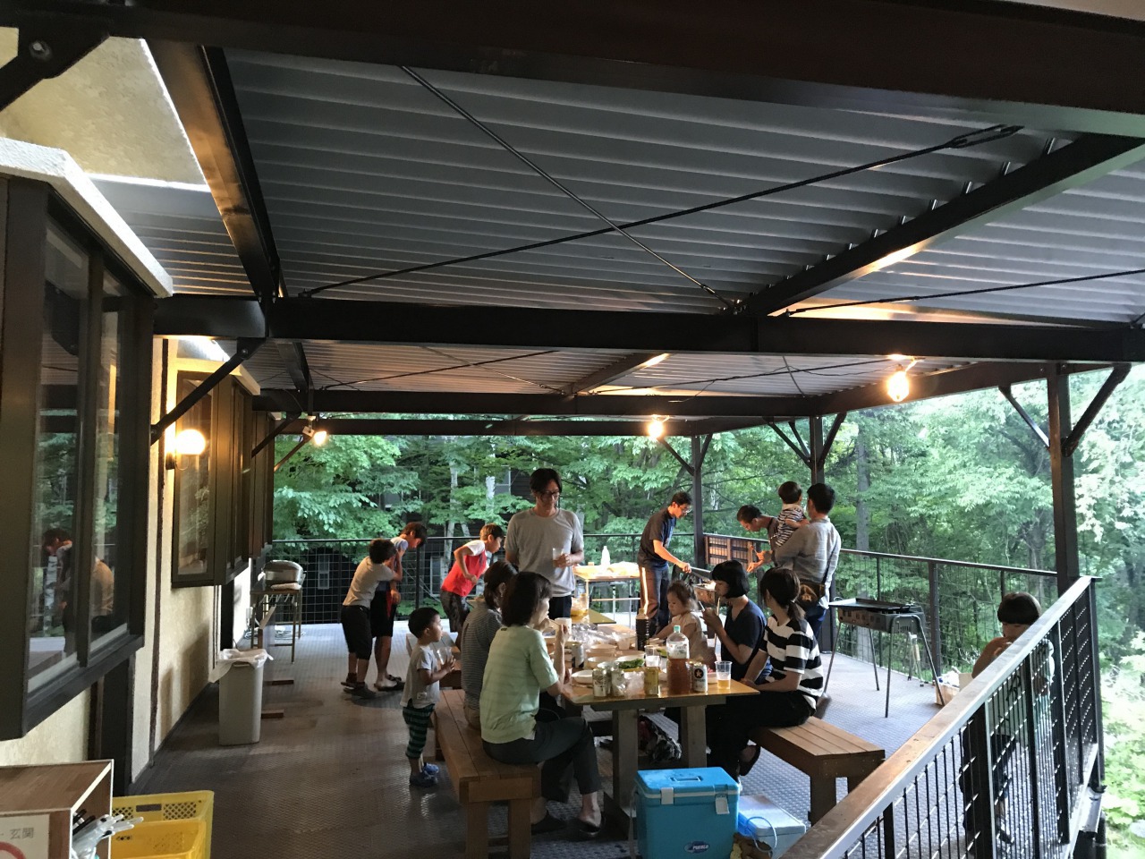 屋根付きデッキでBBQ