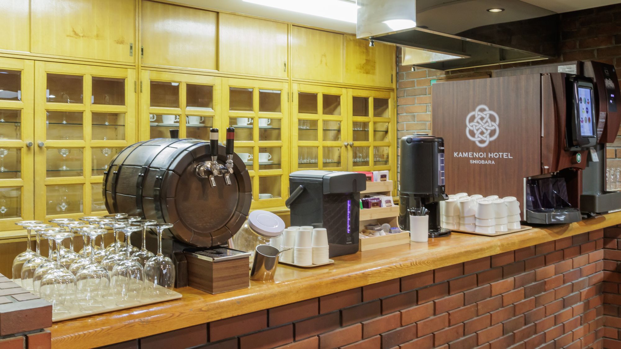 【ゲストラウンジ】アルコール（ワイン（赤・白））や豊富なソフトドリンクをお楽しみください。