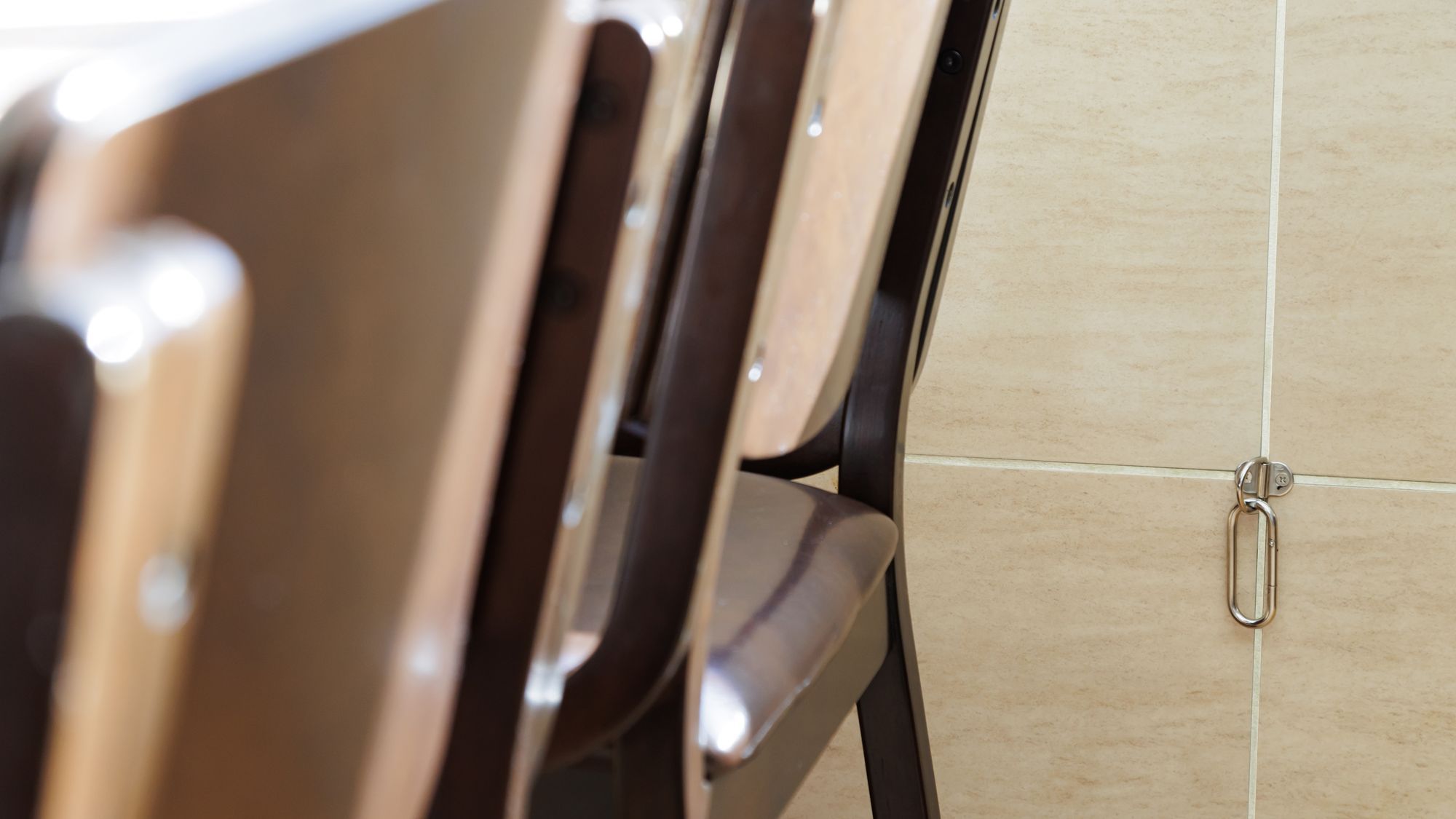 レストランにはリードを固定するフックを設置しています