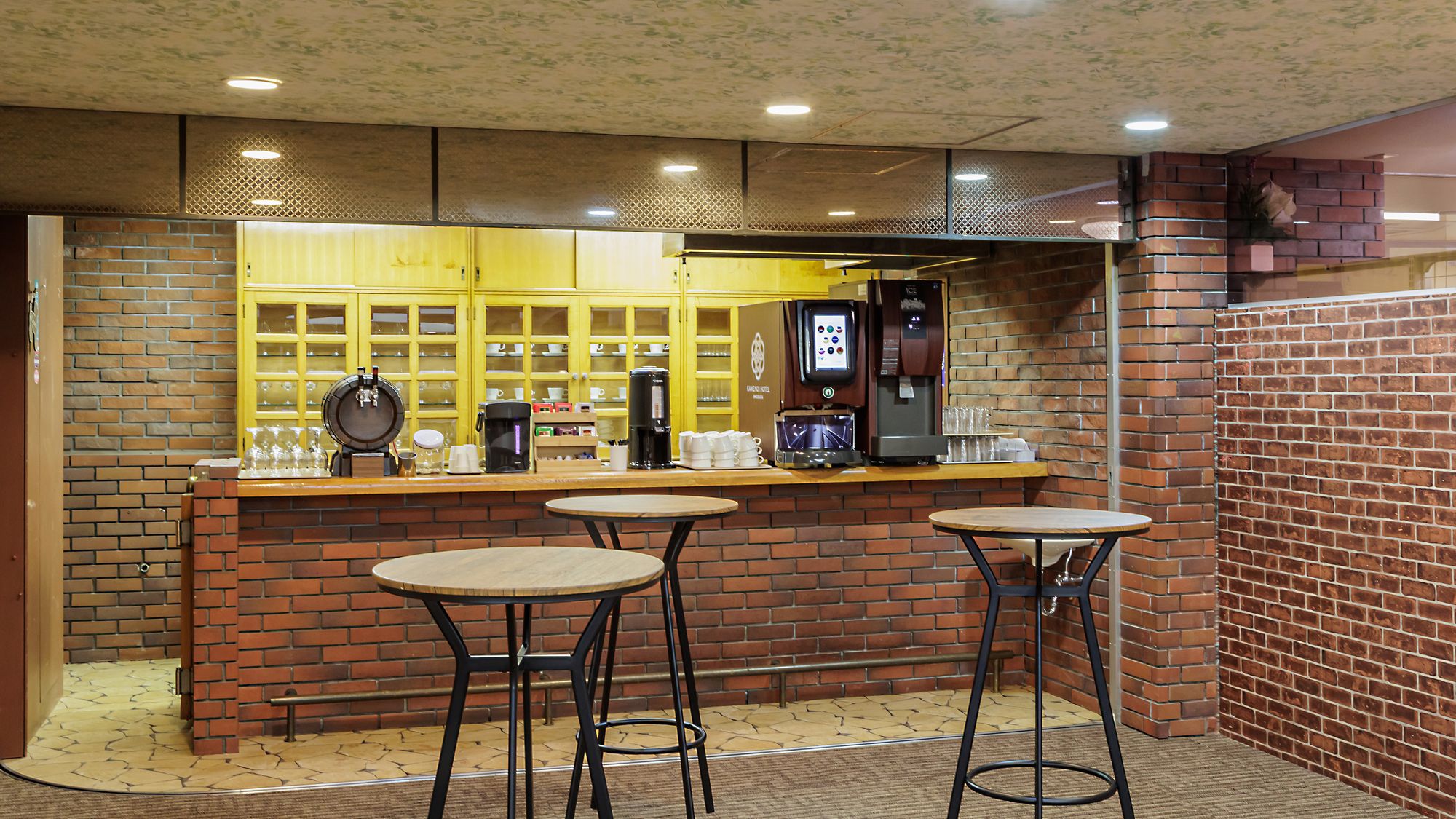 【ゲストラウンジ】アルコール（ワイン（赤・白））や豊富なソフトドリンクをお楽しみください。