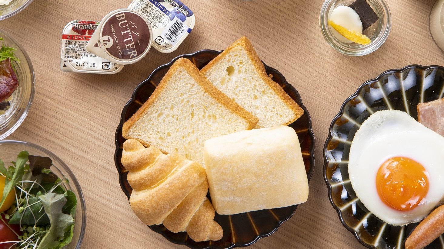 ご朝食クロワッサン・ミルクパン・デニッシュ・ジャム・バター・目玉焼き・ソーセージ