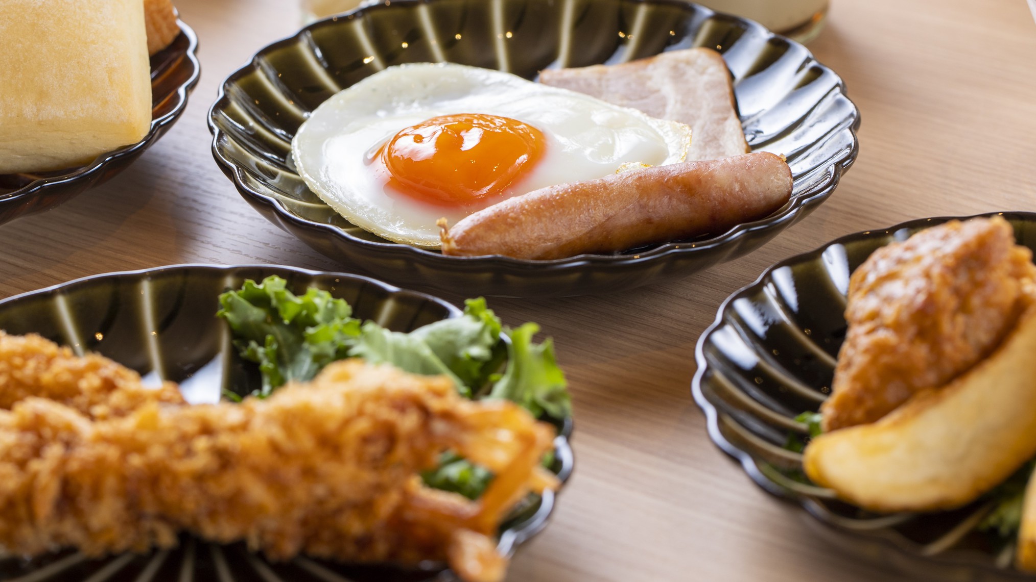 ご朝食エビフライ・ポテト・目玉焼き・ソーセージ・鶏唐揚げ