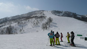 人が集まるかぐらメインゲレンデ