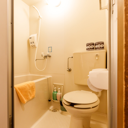 【４人部屋】ユニットバスは各部屋同タイプです。お風呂は大浴場もご利用頂けます。