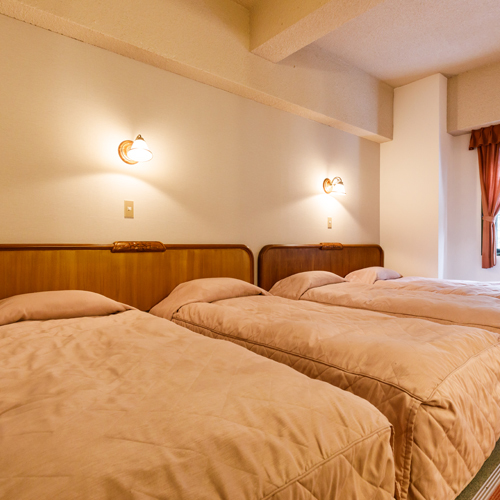 【４人部屋】シングルベッドが４つ備えてあります。グループやご家族でのご利用に最適です。