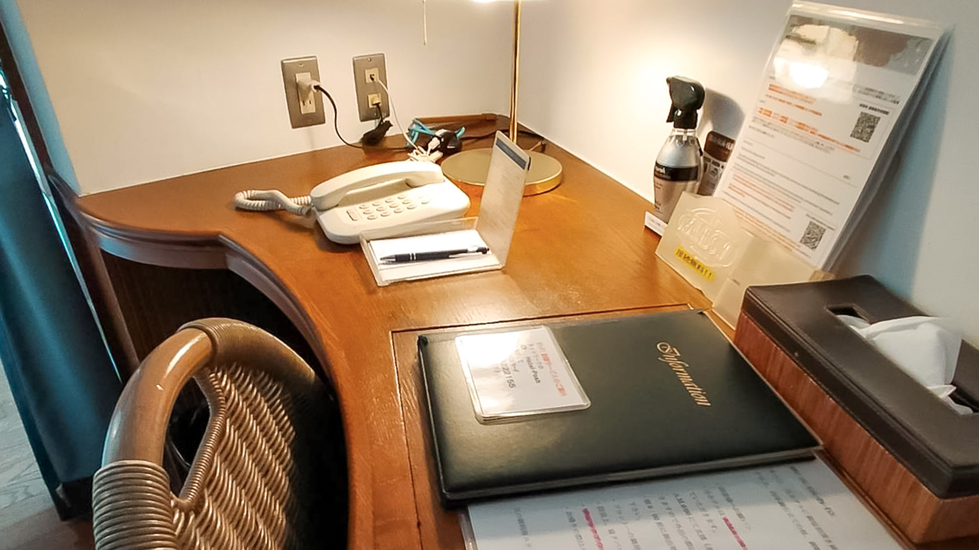 ・ツインルーム一例デスク完備でお部屋での仕事にもご利用いただけます