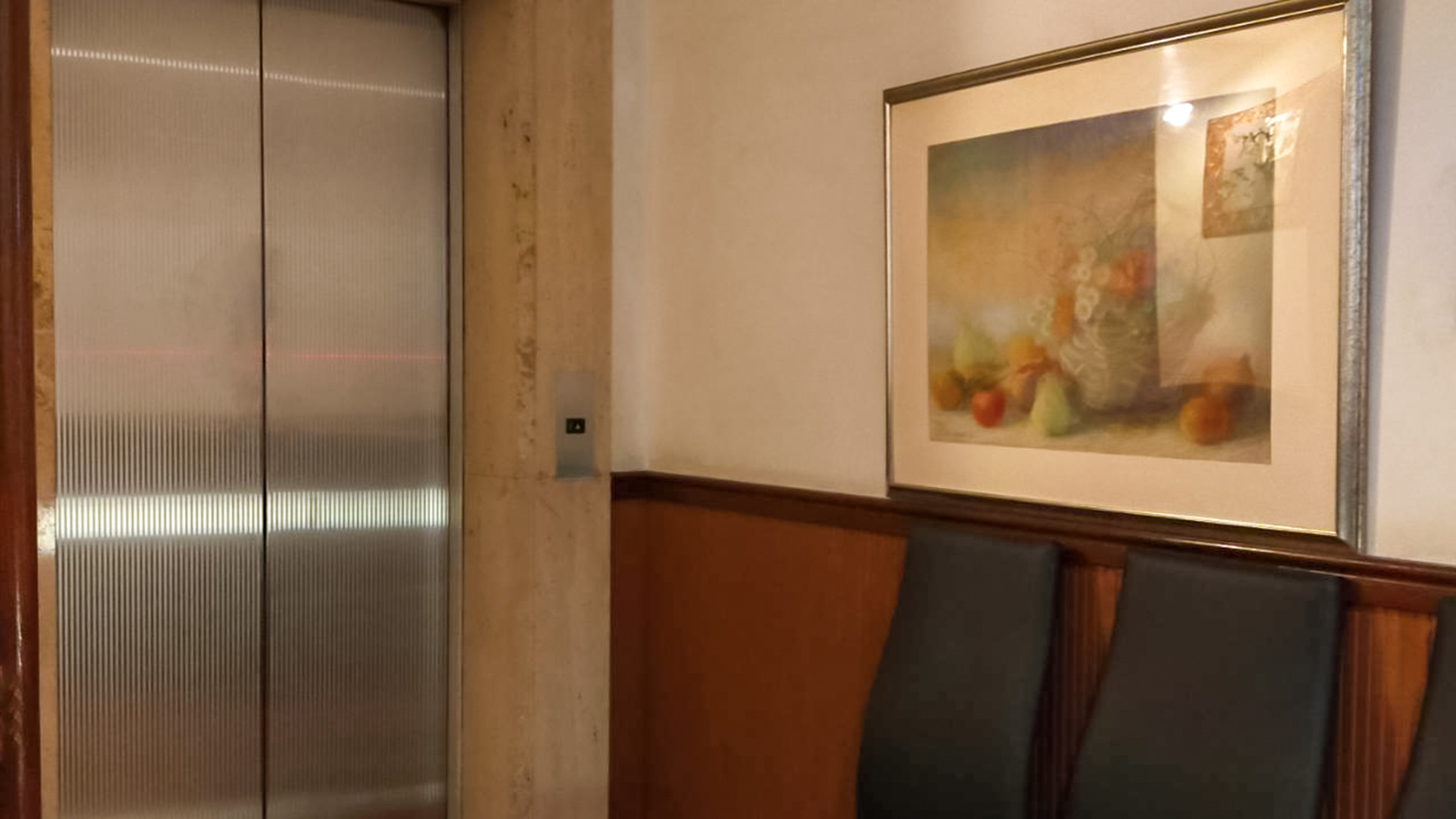 ・客室へのご移動にはエレベータをご利用ください