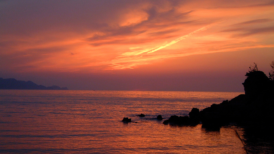 日本夕陽百選にも選ばれた夕日ヶ浦海岸まで徒歩30秒です。お食事後のお散歩コースとしても