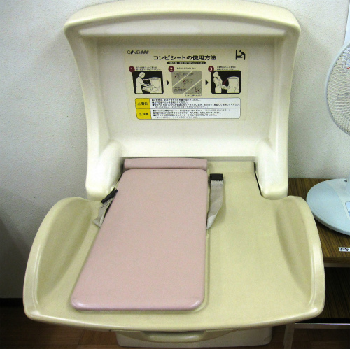 女性風呂『オムツ台』オムツバケツもご用意しております。