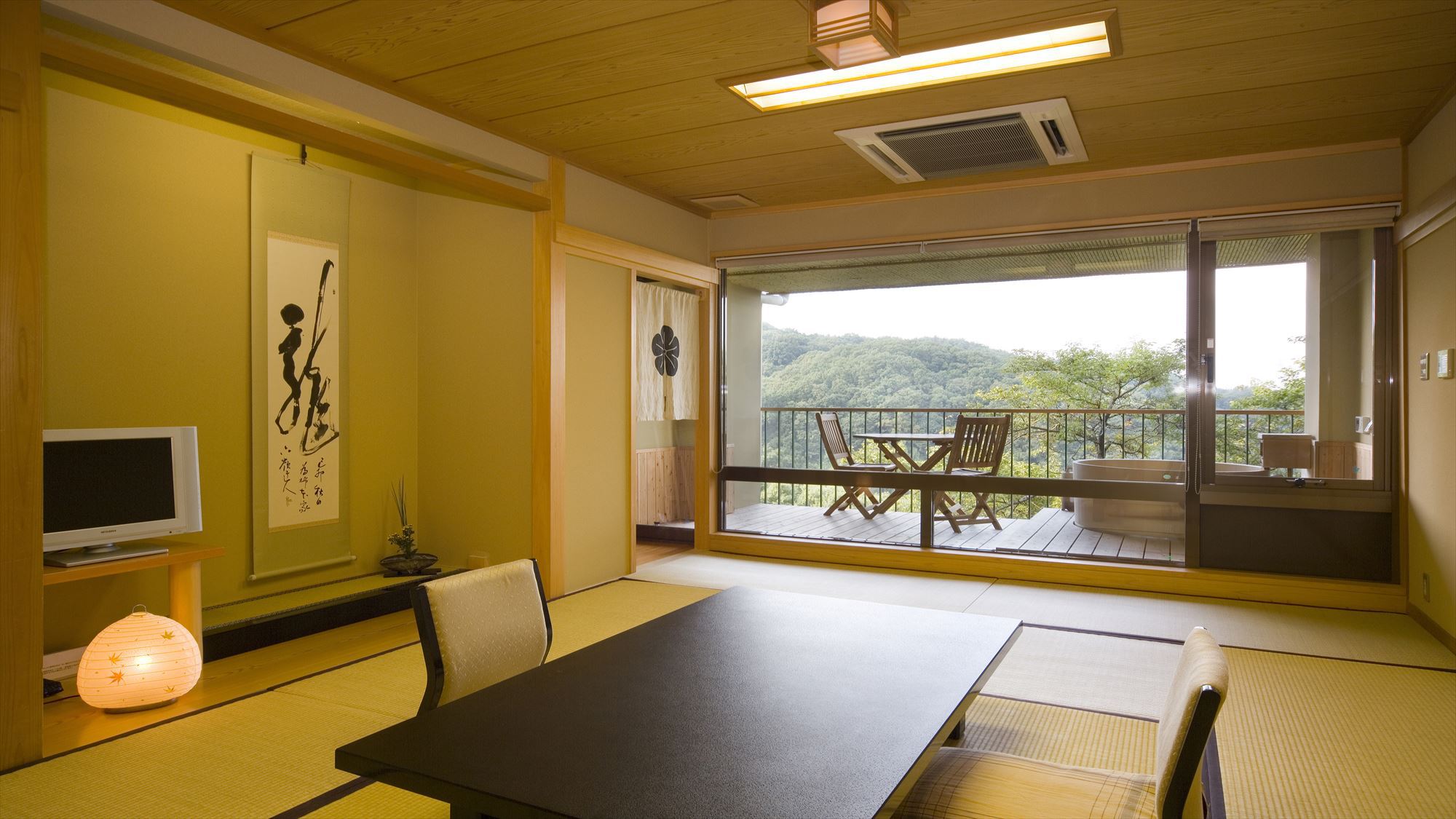 静かな客室。奈良のガイドブックも置いてあります