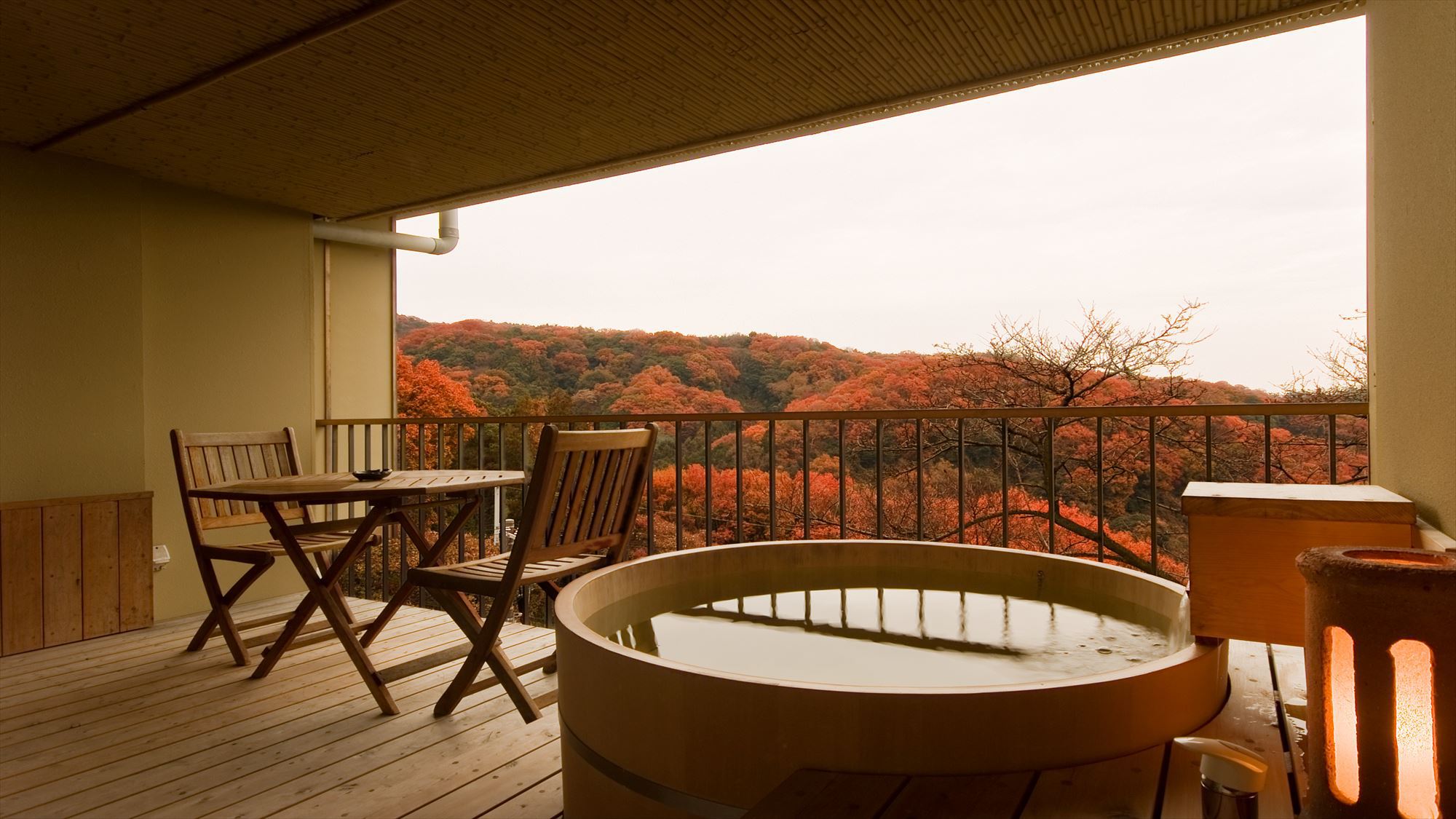 紅葉に染まる絶景客室付き露天風呂