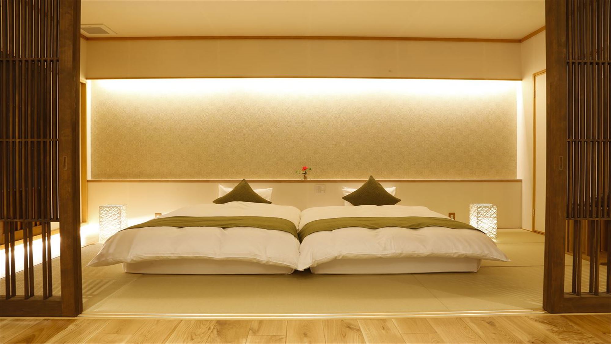 ZEKKEI 露天風呂付スイートのベッドルーム。両方のベッドを合わせることで、２３０cm幅