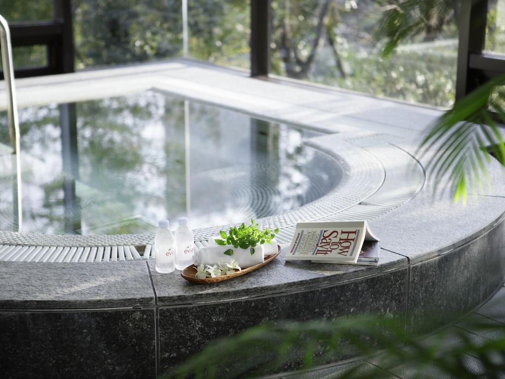 【リーガヘルスクラブ早稲田】プールサイドにあるワールプール。緑を見ながら癒しのひとときを。