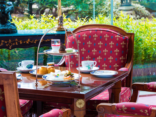 【ガーデンラウンジ】優雅なアフタヌーンティーをどうぞ。